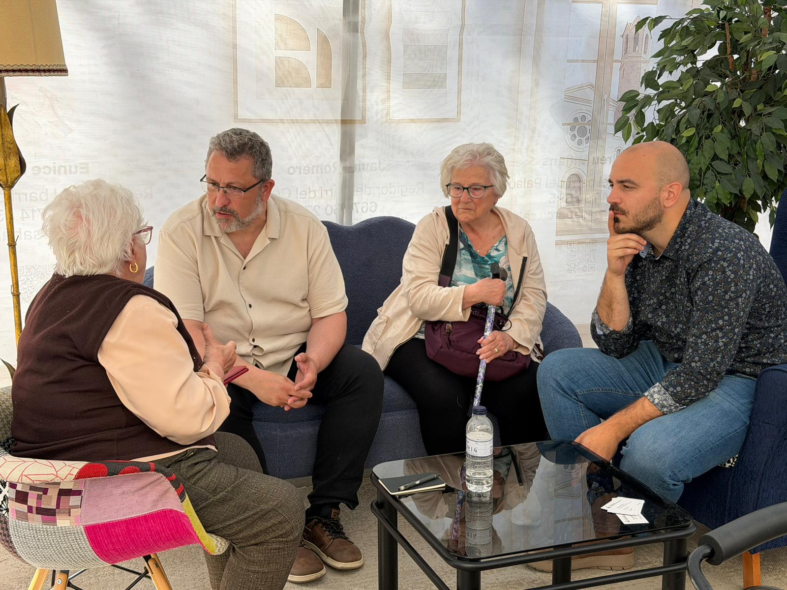 Joan Jansana i l'alcalde al barri del Nucli Antic