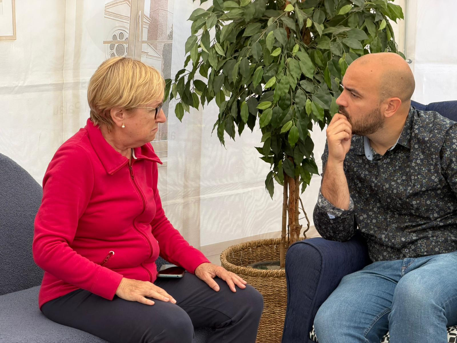 Veïns i veïnes del Nucli Antic amb l'alcalde i Joan Jansana