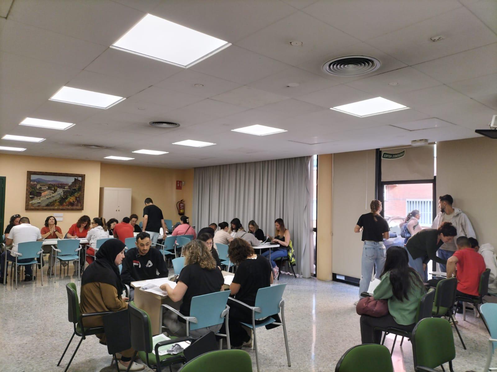 Personas extranjeras gestionando su situación administrativa en España