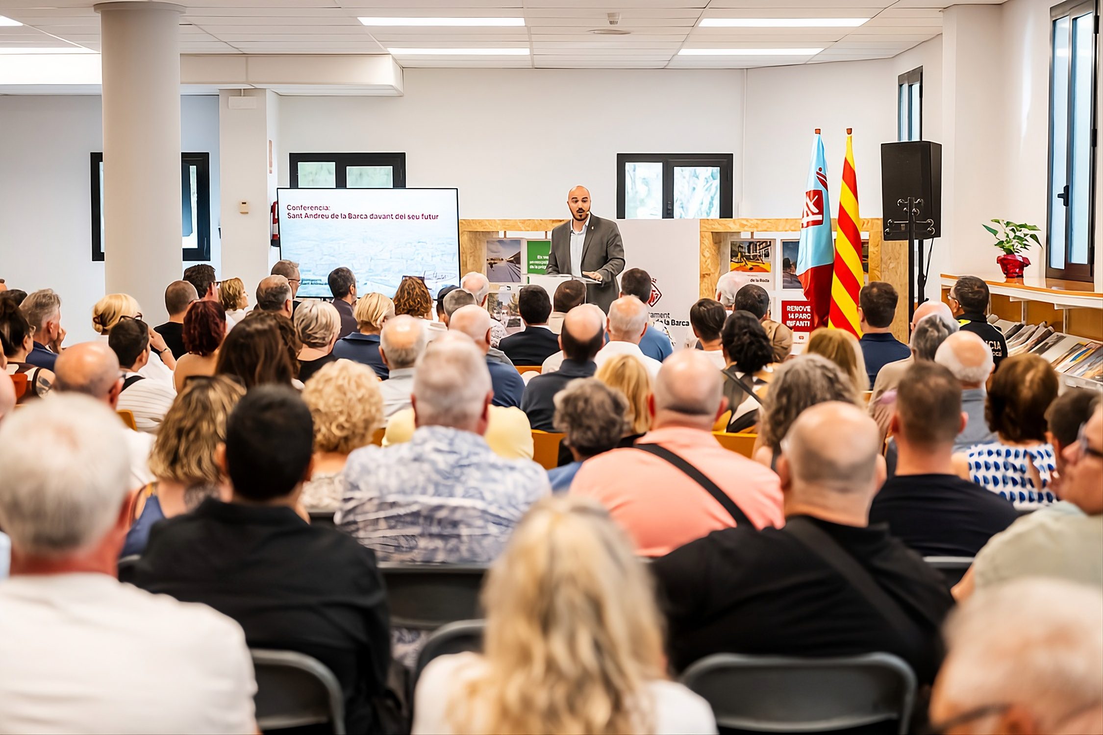 L'alcalde Marc Giribet durant la conferència a la Biblioteca Aigüestoses
