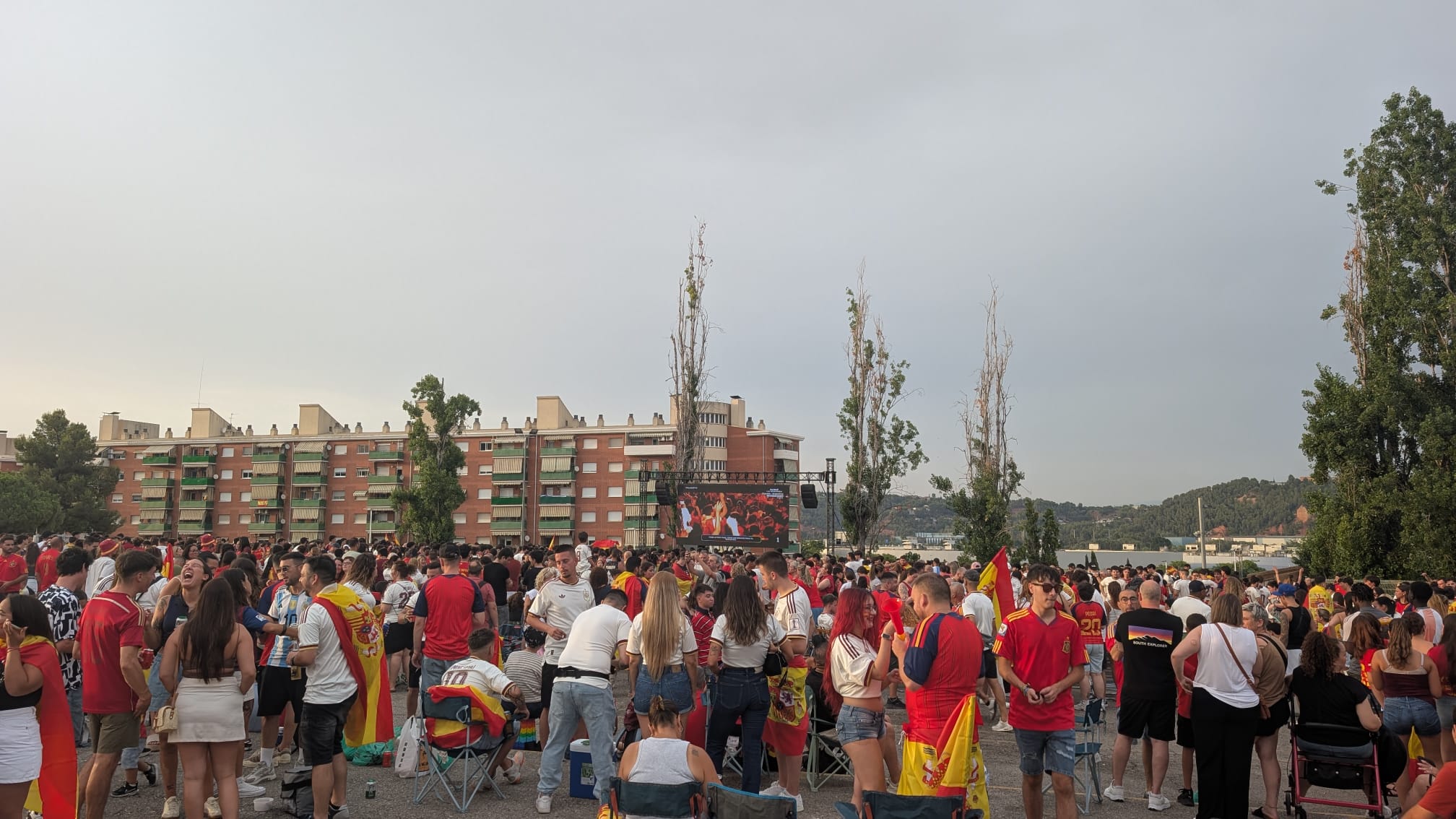 Pantalla gegant a l'esplanada del mercat de Sant Andreu de la Barca durant la final del Mundial